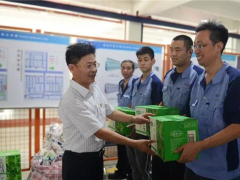 高温慰问送清冷 情系一线暖人心